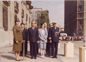 Heloisa Vilhena participa de cerimônia de apresentação de credenciais do então recém-chegado embaixador brasileiro em Santiago, Guilherme Leite Ribeiro. Na foto, Heloisa está ao lado do embaixador (à esquerda de Heloisa) e do adido naval brasileiro.